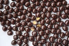 Part of their roles is to ensure that the unique flavor profile of each chocolate is consistently maintained. Valrohona Crunchy Cereal 55% Dark Chocolate Pearls