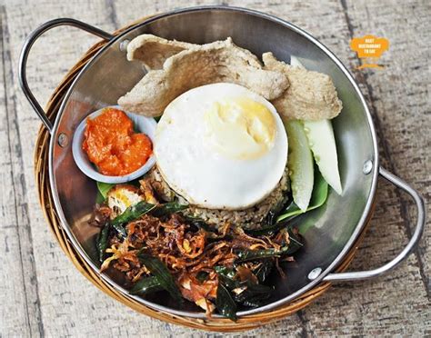 Having eaten this fried rice at pelita a few times, i managed to figure out the other ingredients.but i know mine would not taste as good as theirs.wakakaka! Nasi Goreng Kampung Muar With Ayam Goreng Berempah | Food ...