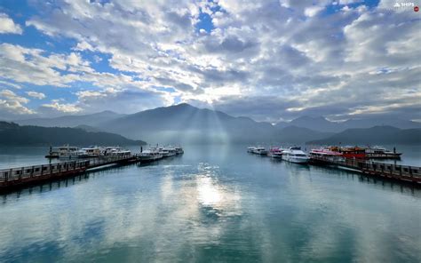 Boats Lake Clouds Mountains Sun Yachts Harbour Rays Ships