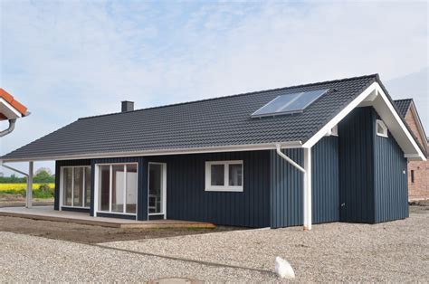 Im frühling bietet das blaue häuschen, ganz im skandinavischen stil, den kleinvögeln einen nistplatz. Blaues ebenerdiges Schwedenhaus aus Holz - Thams Häuser