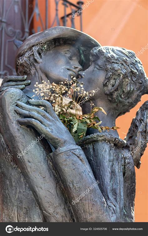 Statue Of Two Lovers While They Are Kissing — Stock Photo © Comex975