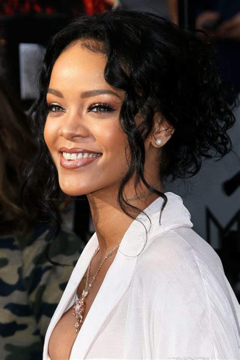 Rihanna Hairstyles 32 Best Rihanna Hair Looks Of All Time Haircuts And Hairstyles 2021