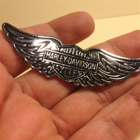 Silver Tone Harley Davidson Motor Cycles Wings Lapel Pin Hat Tac