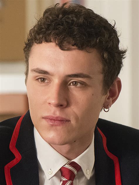 Nachdem seine alte schule bei einem erdbeben zusammengestürzt ist. Arón Piper - FILMSTARTS.de