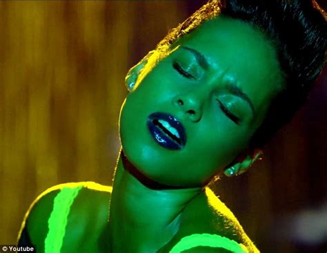 Alicia Keys Debuts Girl On Fire Music Video Beautelicious