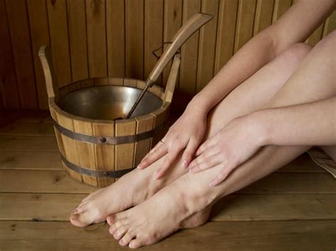 Let's take a look at some of the homemade natural remedies for the treatment of foot odour. Home Remedies for Sweaty hands & Feet