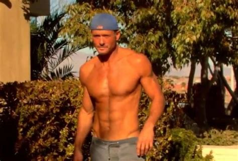 see tim mcgraw s six pack abs in behind the scenes ‘people photo shoot [video]