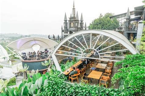6 Tempat Makan Enak dan Hits di Bandung, Yuk Mampir!