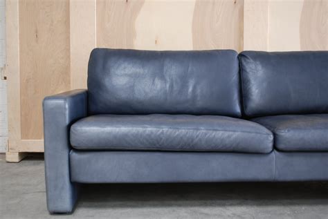 And to keep it that way, we are constantly developing conseta, adding to it and improving it. Vintage Conseta Sofa aus Blauem Leder von Cor bei Pamono ...