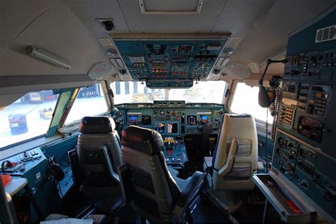 Bu pin'i ve daha fazlasını barış karayağmurlar tarafından oluşturulan airliners history panosunda bulabilirsiniz. File:Aeroflot Il-96-300 cockpit Petrov.jpg - Wikimedia Commons