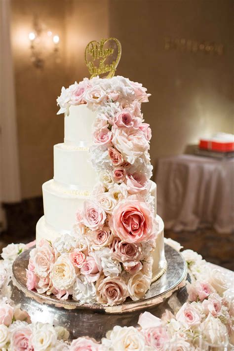 Some others prefer something minimalist and clean with angles, perhaps with a futuristic look. 10 Wedding Cakes with Fresh Flowers - Inside Weddings
