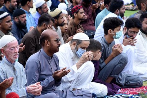 Pakistanis Celebrate Eid Al Adha Amid Covid 19 Resurgence Worries