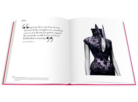 Galeria De Fotos Novo Livro Lista Os 100 Vestidos Mais Icônicos Do
