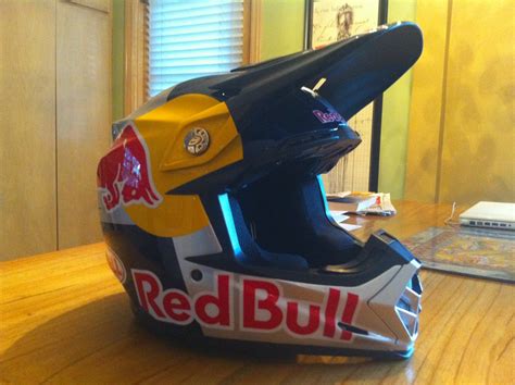Save with discounted and sale clearance helmets. 2011 Bell Helmet M9 Red Bull painted « LAnce Coury