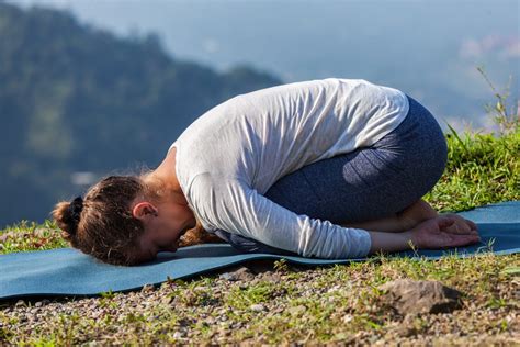 Yoga Les 5 Postures Pour Se Relaxer Au Quotidien • Défi Santé