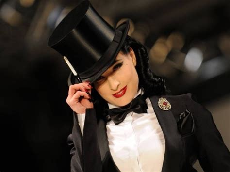 I picked that (marilyn manson) as the fakest stage name of all to say that this is what show business is, fake. Ideen für Halloween-Kostüme und Make-up, inspiriert von Promis