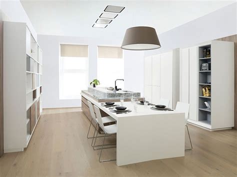 Mientras, detrás está la zona de cocción, el frigorífico y. Muebles de cocina Gama Decor. BricoDecoracion.com