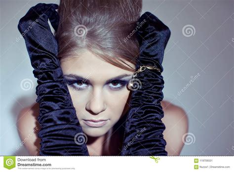 Belle Jeune Femme Blonde Dans De Longs Gants Noirs Image Stock Image Du Gants Noir 119709331