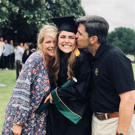 Graduation Photos Parents 💚 College Mom College Graduation Pictures