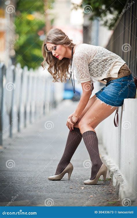mujer de sexy vestida provocativo y presentando en la calle fotos de archivo imagen 30433673