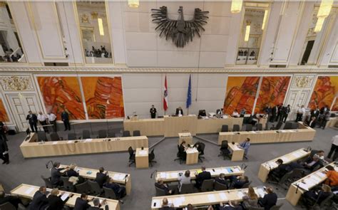 Eduskunta säätää suomessa kaikki lait ja päättää valtion talousarviosta. Rakúsky parlament vyhlásil pred nedeľňajšími voľbami stav ...