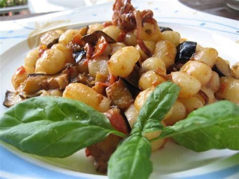 Versate del brodo vegetale in una pentola abbastanza capiente per contenere tutti i polipetti. Ricetta Chicche di patata con melanzane, moscardini e ...