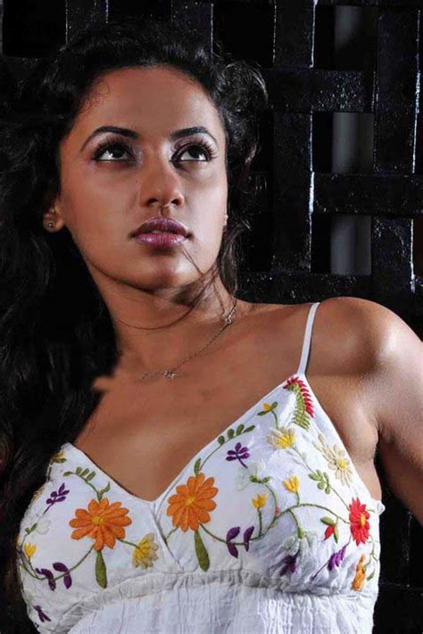 Sri Lankan Popular Actress Udari Warnakulasuriya Latest Photoes ~ The