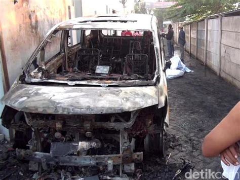 Ia langsung melaporkan kejadian itu ke polisi. Pria Pembakar Mobil Via Vallen Misterius, Ini 6 Faktanya ...