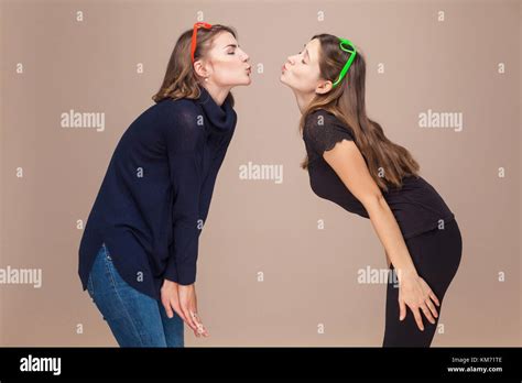 Lesbiennes s embrasser Banque de photographies et dimages à haute