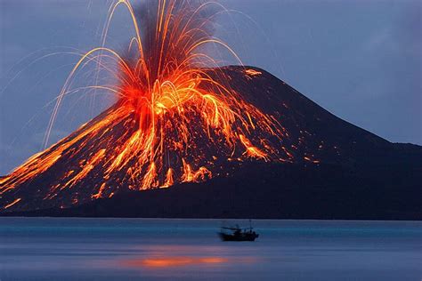 Video One Dead As Volcano Erupts On Italian Island Of Stromboli Mehr