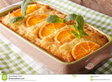 Der grundteig ist ein schokokuchen (brownieboden), die kokosmasse besteht aus kokosflocken und zucker und ist von oben umgeben von einer knackigen schokoglasur. Traditioneller Griechischer Jogurt-Kuchen Mit Orange Sirup ...