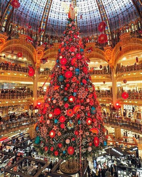 Рождественская ёлка в галерее Лафайет в Париже, Франция ...