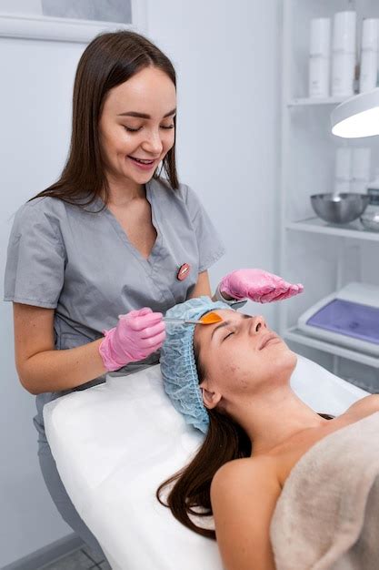 Premium Photo Portrait Cosmetologist Applying Mask On Clients Face In Spa Salon Wellness