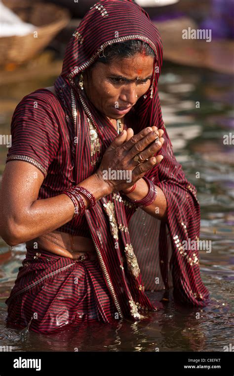 Indisch Hinduistischen Pilger Baden In Der Ganges Fluss Am Dashashwamedh Ghat In Der Heiligen