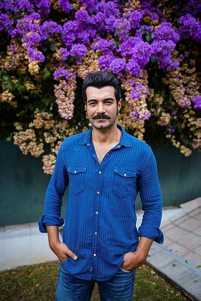 Murat ünalmış kaç yaşında, murat ünalmış boyu, murat ünalmış nereli, murat ünalmış biyografi, murat ünalmış vikipedi, sevgilisi kim, kaç kilo, eşi kim, evli mi, ailesi. Murat Ünalmış kuzuyla poz verdi - Son Dakika Magazin Haberleri