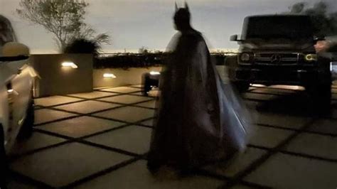While a batman costume might seem innocent enough. Travis Scott desactiva Instagram tras burlas a disfraz de Batman | Tele 13