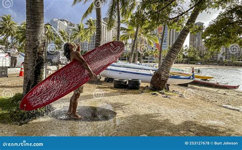 Honolulu Hawaii Nov 6 2021 Man Holding Surfboard Rinses Off In An