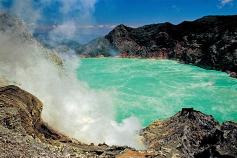 Cráter De Ijen Java Oriental Volcán Lago ácido Y Llamas Azules