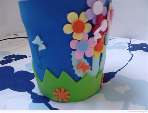 Tomamos una lámina de goma eva del color deseado, vamos a cortar con las tijeras tiras según el largo de la muñeca de quien vaya a usar la pulsera, en este caso lo haremos de 20 cm x 2 cm. Sencillo | Manualidades con Foamy | Manualidades de goma eva