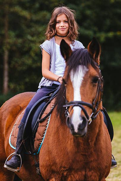 Carina Sorridente Ragazza Equitazione Suo Cavallo Ragazze E Cavalli