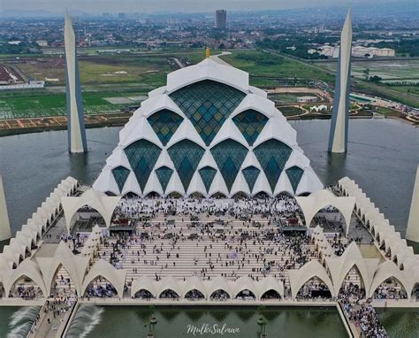 Wisata Religi Masjid Al Jabbar Ikon Baru Kota Bandung Dan Provinsi