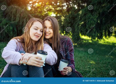 Portret Van Twee Jonge Mooie Meisjes Naast Elkaar Op Het Groene Gras In Het Park Kopieer Ruimte