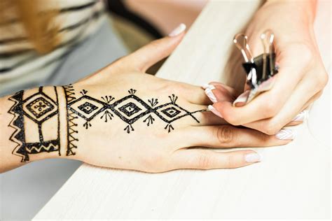 How To Apply Mehndi For Beginners 9 Steps
