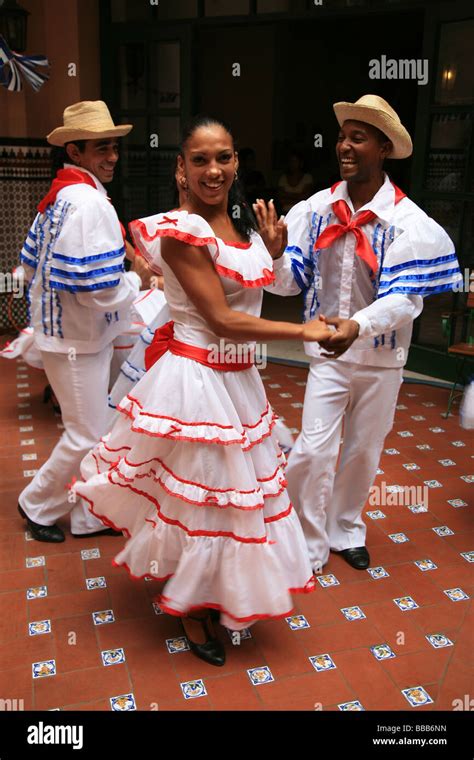 Cuban Female And Male Men And Women Salsa Dancers Stock Photo Alamy
