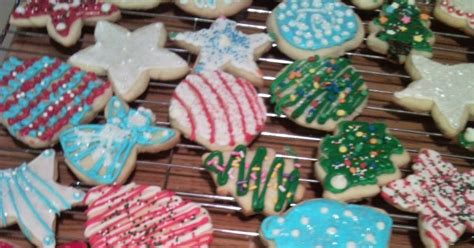 The mixture of shortening and butter makes it easy to pipe, plus it hardens beautifully! Let's do Christmas: Cookie icing (that hardens)