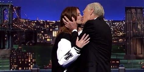 Julia Roberts Kisses David Letterman Goodbye One Last Time Huffpost