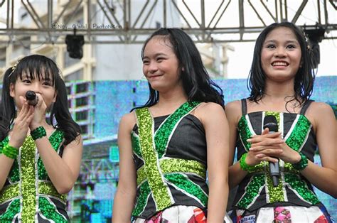 Yupi Ikha Acha Jkt48 Jkt48 Haiday Parkit Senayan 2013 Neny