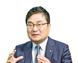 한편 이스타항공 창업주인 이상직 의원은 이스타항공 그룹 계열사들이 보유한 540억원 상당의 이스타항공 주식을 자신의 딸이 대표이사로 있는 이스타홀딩스에 100억여원에 넘겨 430억원의 손해를. 상생형 군산 일자리 숨은 주역 이상직 이사장 | 한경닷컴