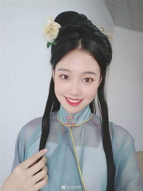 The hairstyles of traditional china were very unique, thanks to the tradition of not cutting hair in china, even in males. Hairstyle Tutorial for Traditional Chinese Hanfu Dress ...