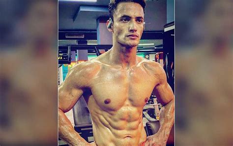 Bigg Boss 13s Asim Riaz Teases Fans By Flaunting His Sculpted Abs In